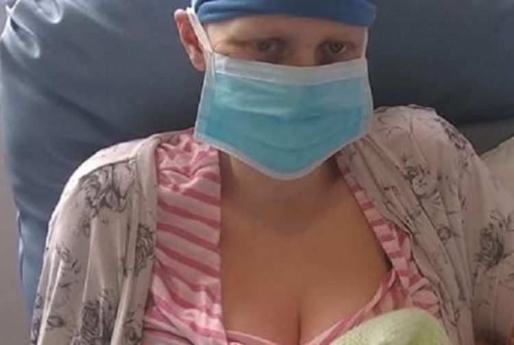 Se negó a hacer quimioterapia para dar a luz a su hijo