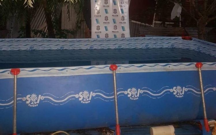 Le robó la pileta al vecino y la armó en su patio