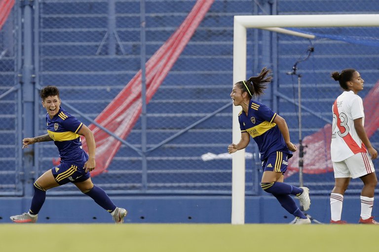 Trabaja en el Mercado Central, es mamá de mellizos y fue la gran figura del Boca campeón: Lorena Benítez, la jugadora que se llevó el premio más preciado Trabaja en el Mercado Central, es mamá de mellizos y fue la gran figura del Boca campeón: Lorena Benítez, la jugadora que se llevó el premio más preciado