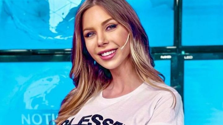 Desde el piso, Romina Malaspina posó con un peligroso escote (con “ventanita”)