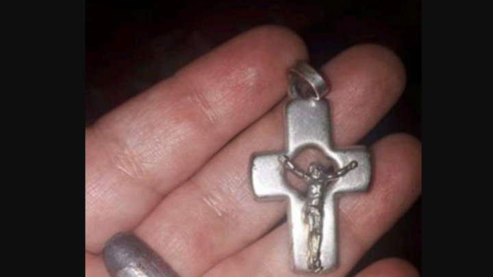 Una bala perdida impactó en el pecho de un nene y lo salvó su crucifijo