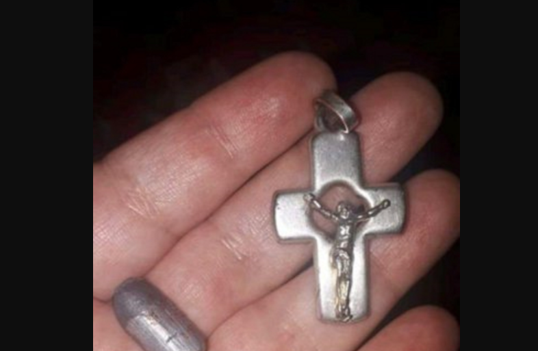 Una bala perdida impactó en el pecho de un nene y lo salvó su crucifijo