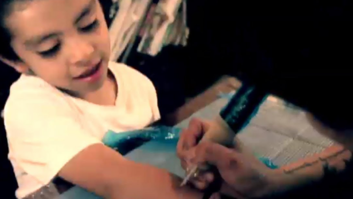 Lloraba de dolor y no quería: mamá obligó a tatuarse a su hija de 7 años