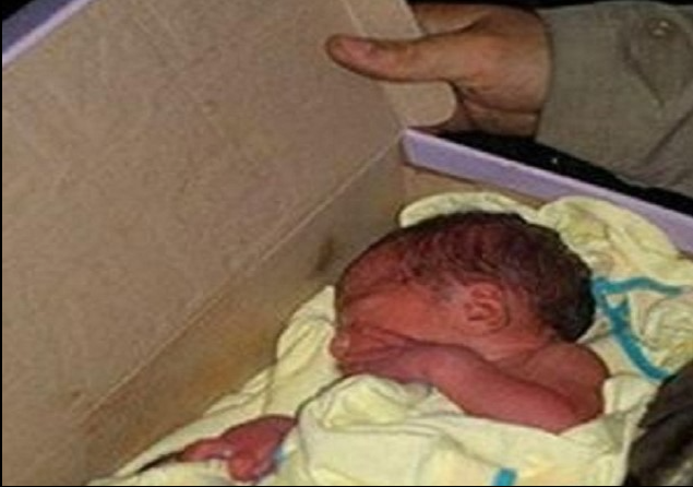 Hallaron otro bebé abandonado dentro de una caja: le dejaron la mamadera y dos pañales
