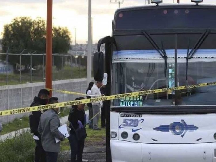 Un delincuente subió a un colectivo y los pasajeros lo asesinaron a golpes Un delincuente subió a un colectivo y los pasajeros lo asesinaron a golpes