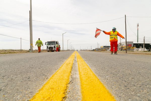 Vialidad Provincial realiza trabajos de demarcación en la Ruta Nacional N°3