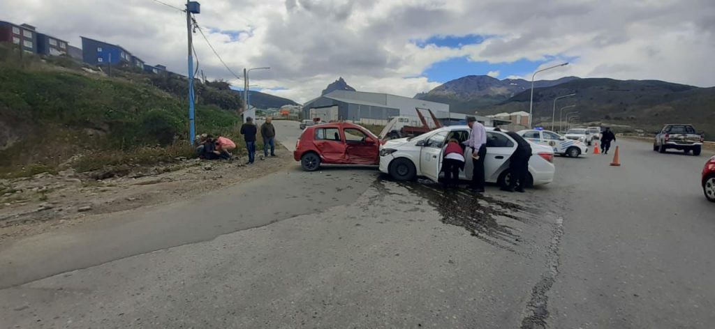 Un conductor particular y un remisero resultan heridos en un choque