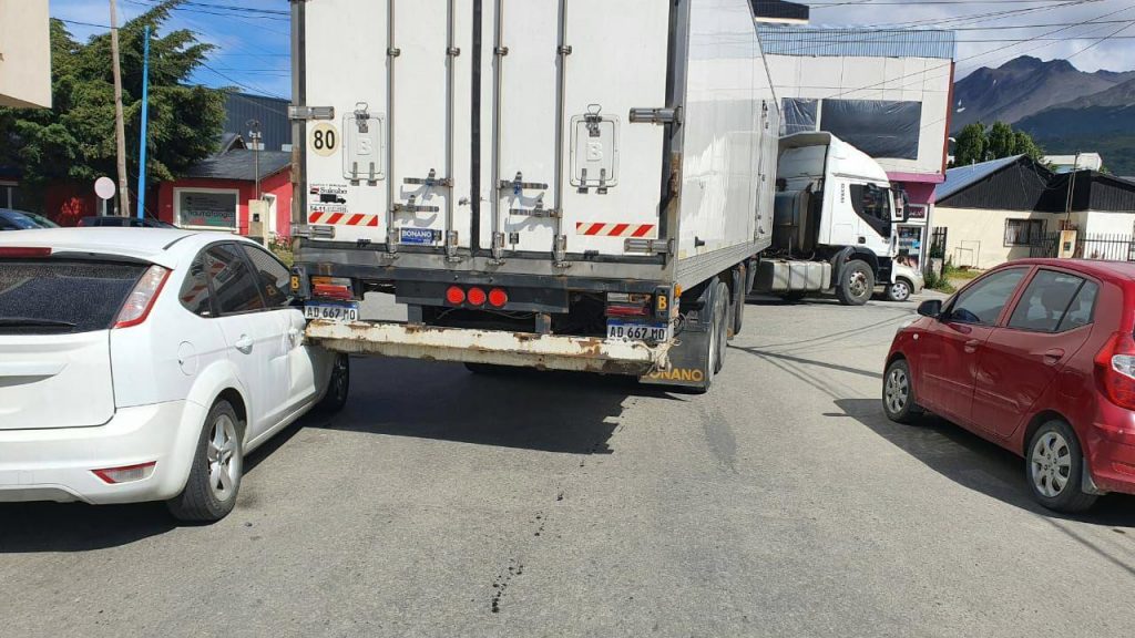Camión giró en la esquina… pero chocó a un vehiculo estacionado Camión giró en la esquina… pero chocó a un vehiculo estacionado