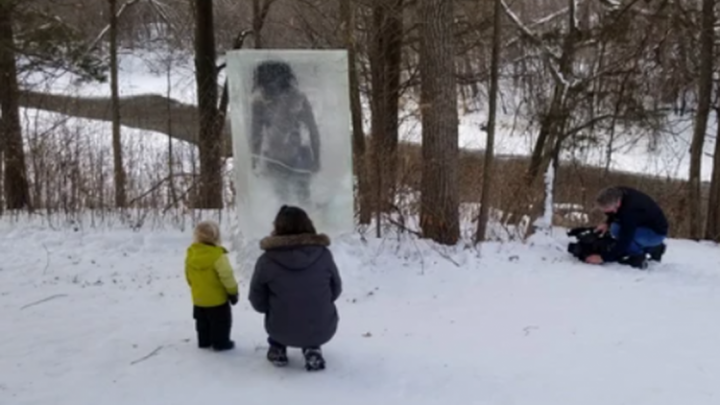 Apareció el cadáver de un “cavernícola” dentro de un cubo de hielo