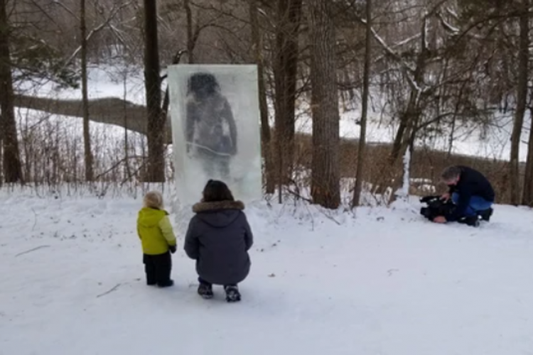 Apareció el cadáver de un “cavernícola” dentro de un cubo de hielo