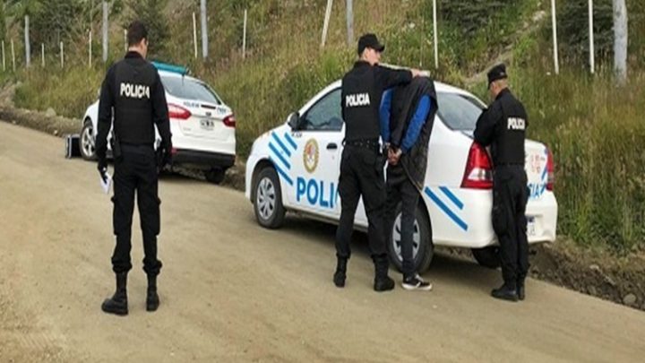 Conductor detenido luego de despistarse borracho con sus hijos menores