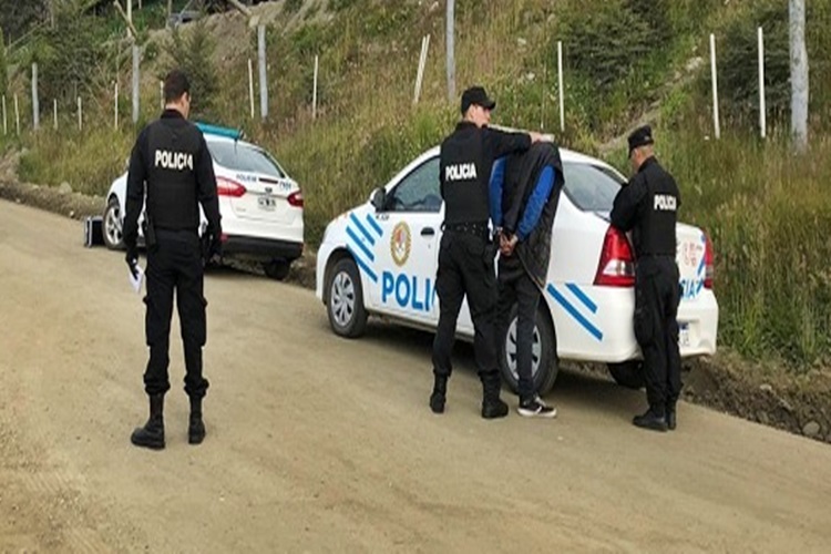 Conductor detenido luego de despistarse borracho con sus hijos menores Conductor detenido luego de despistarse borracho con sus hijos menores