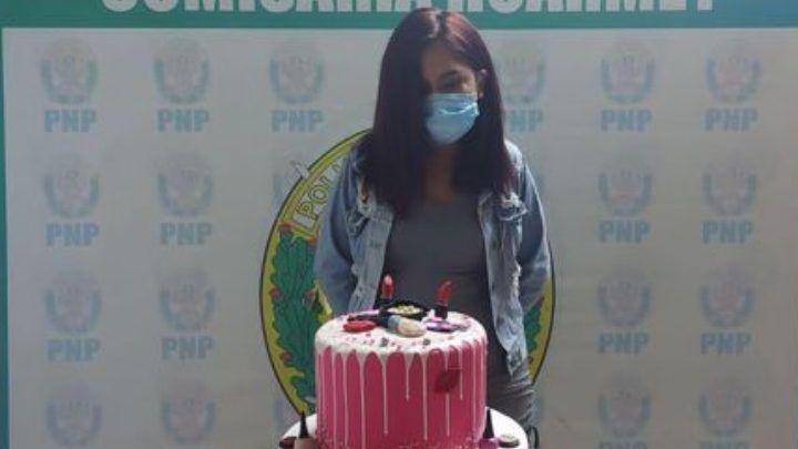 Detuvieron a una joven por celebrar su cumpleaños y la fotografiaron junto a la torta