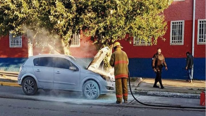 Incendio de vehiculo, sin lesionados
