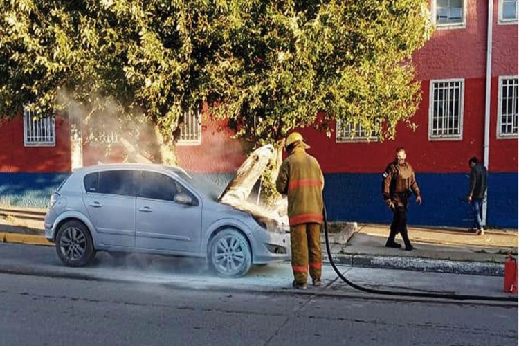 Incendio de vehiculo, sin lesionados