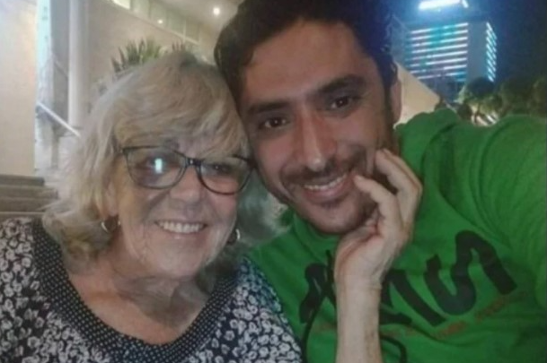 Tiene 80 años y sale con un chico de 36 que conoció por facebook