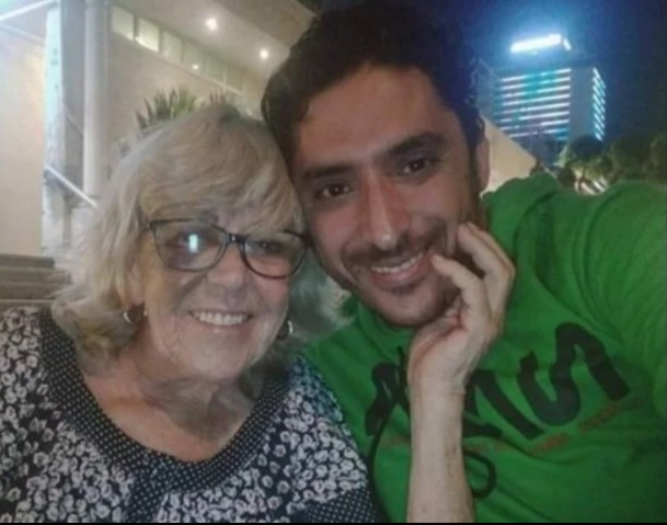 Tiene 80 años y sale con un chico de 36 que conoció por facebook