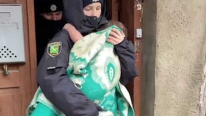 Obligaba a sus hijos a comer carne de perros callejeros