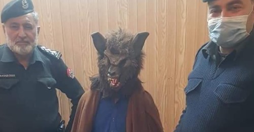 Se disfrazó de hombre lobo y salió a asustar personas en la noche de Año Nuevo