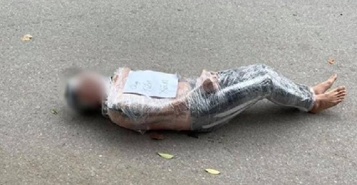 Se fue del local sin pagar y el dueño decidió atarlo a un árbol (desnudo) con cinta Se fue del local sin pagar y el dueño decidió atarlo a un árbol (desnudo) con cinta