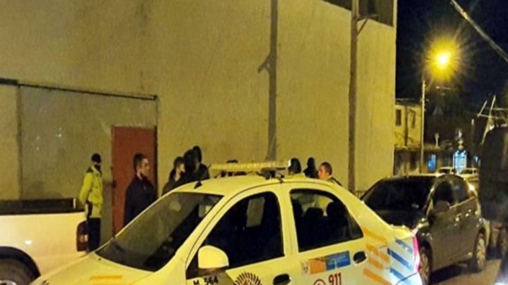 Discusion a los tiros entre amigos dentro de un automovil