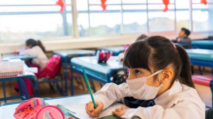 Regreso de los chicos a las aulas: ¿desde qué edad será obligatorio el uso del barbijo?