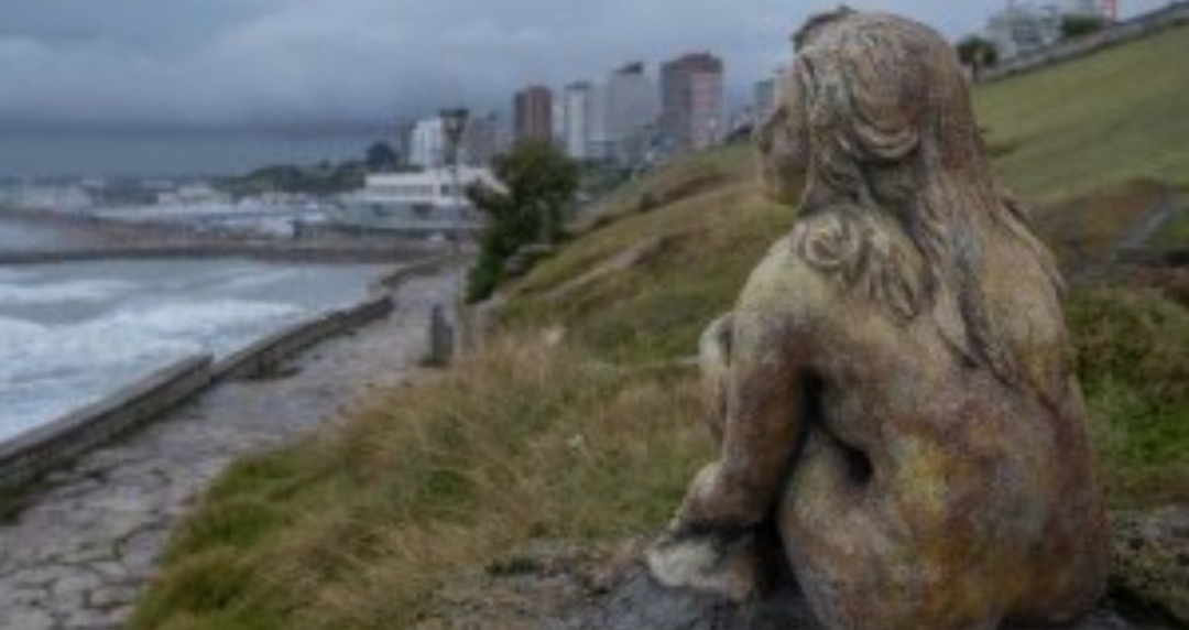 Buscan en Mar del Plata a la o el artista que instaló una escultura anónima frente a la costa