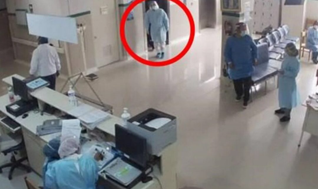 Un policía se disfrazó de médico para ver a su padre internado por Covid-19 y lo encontró muerto