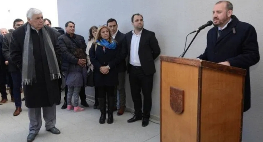 Escándalo en Santa Cruz: un intendente se aplicó la vacuna Sputnik V junto a su esposa y su chofer