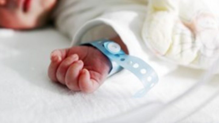 Médico vendió a un recién nacido porque sus padres le dijeron que no podían pagarle