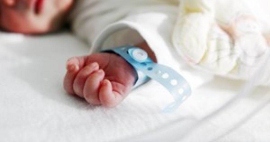 Médico vendió a un recién nacido porque sus padres le dijeron que no podían pagarle Médico vendió a un recién nacido porque sus padres le dijeron que no podían pagarle
