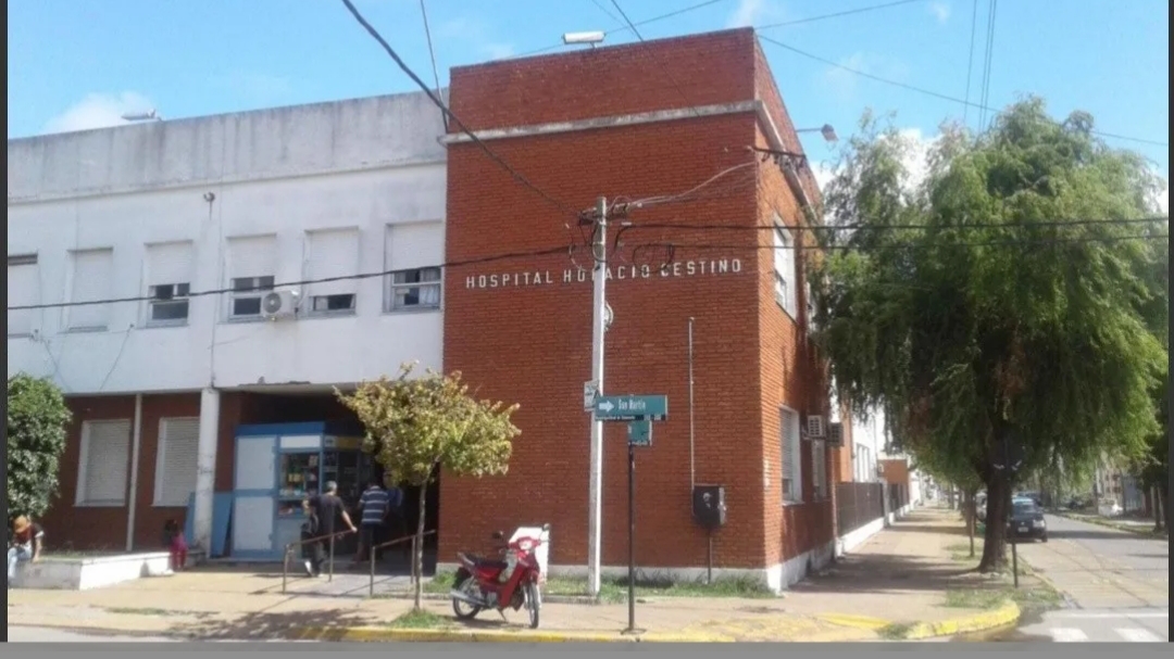 Se tiró del auto en movimiento para que su ex pareja no la matara a golpes