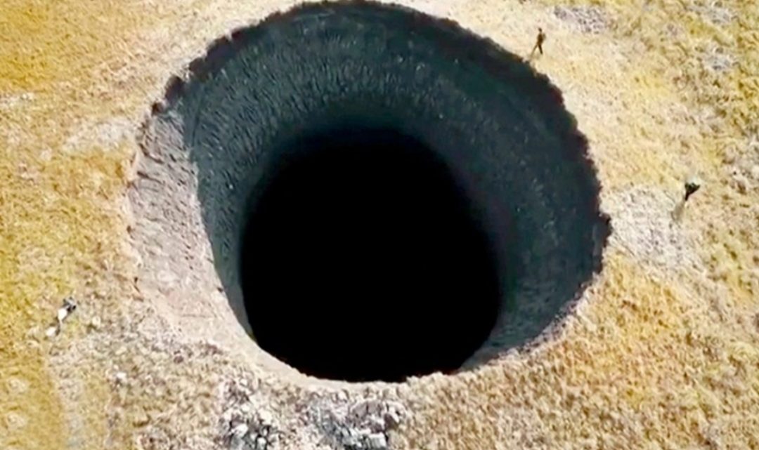El gigantesco cráter de 50 metros de profundidad que apareció en Siberia