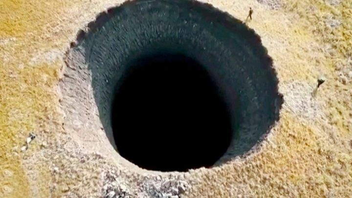 El gigantesco cráter de 50 metros de profundidad que apareció en Siberia