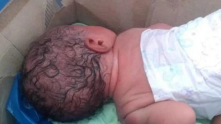Una mujer abandonó a su bebé dentro de una caja en una casa en ruinas