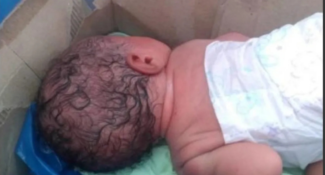 Una mujer abandonó a su bebé dentro de una caja en una casa en ruinas Una mujer abandonó a su bebé dentro de una caja en una casa en ruinas