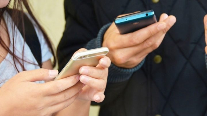 Dos empresas de telefonía celular deberán devolver el dinero que cobraron de más a los usuarios en enero