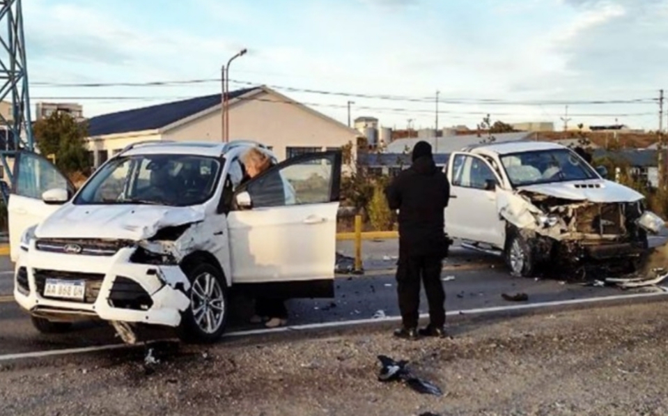 Choque en la Ruta 3 entre una Kuga y una Hilux Choque en la Ruta 3 entre una Kuga y una Hilux