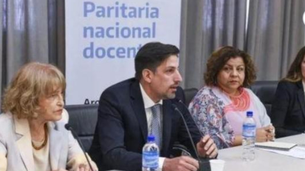Hay acuerdo en la Paritaria Nacional Docente. Hay acuerdo en la Paritaria Nacional Docente.
