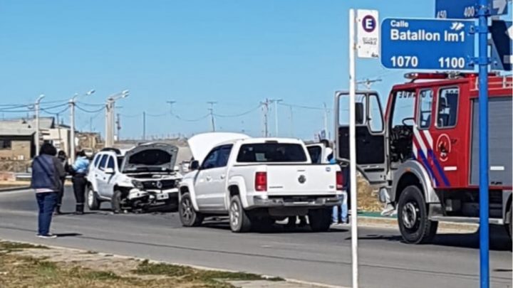 Dos vehículos chocaron de manera frontal en la bajada del Puente Mosconi