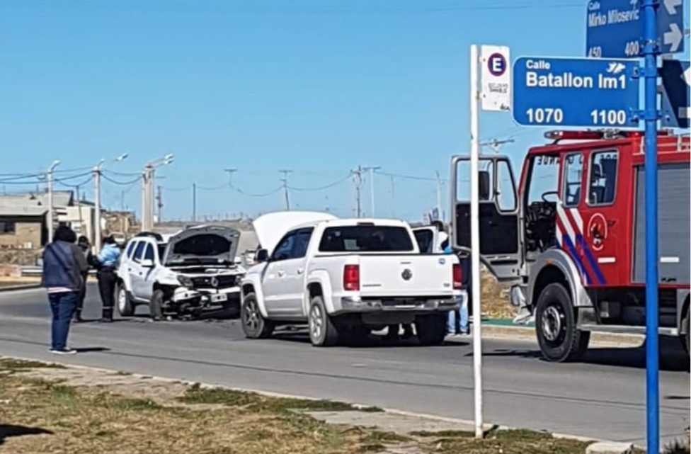 Dos vehículos chocaron de manera frontal en la bajada del Puente Mosconi Dos vehículos chocaron de manera frontal en la bajada del Puente Mosconi