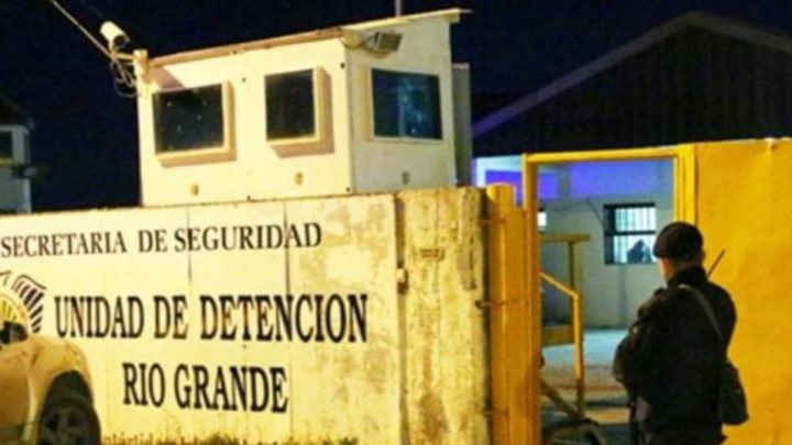 Homicida que pide traslado a Ushuaia tuvo que ser rescatado de su celda tras prender fuego el colchón en señal de protesta