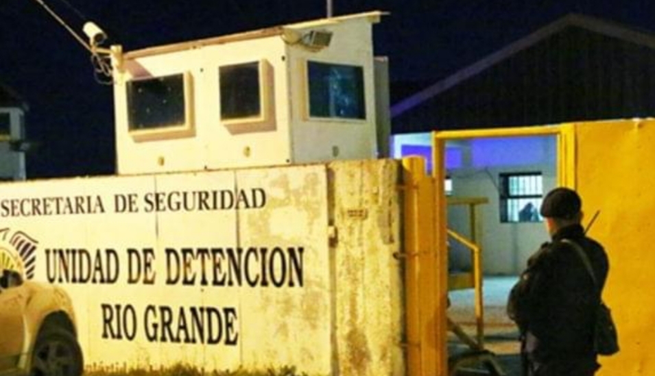 Homicida que pide traslado a Ushuaia tuvo que ser rescatado de su celda tras prender fuego el colchón en señal de protesta Homicida que pide traslado a Ushuaia tuvo que ser rescatado de su celda tras prender fuego el colchón en señal de protesta