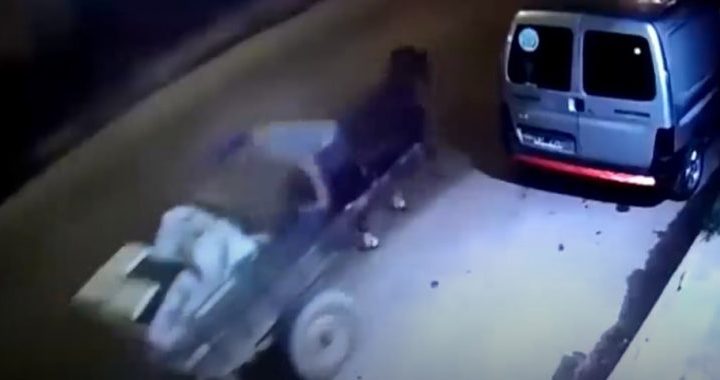 “¡La matan a mami!”: apuntó con un arma a una mujer, la manoseó, y se escapó en sulky