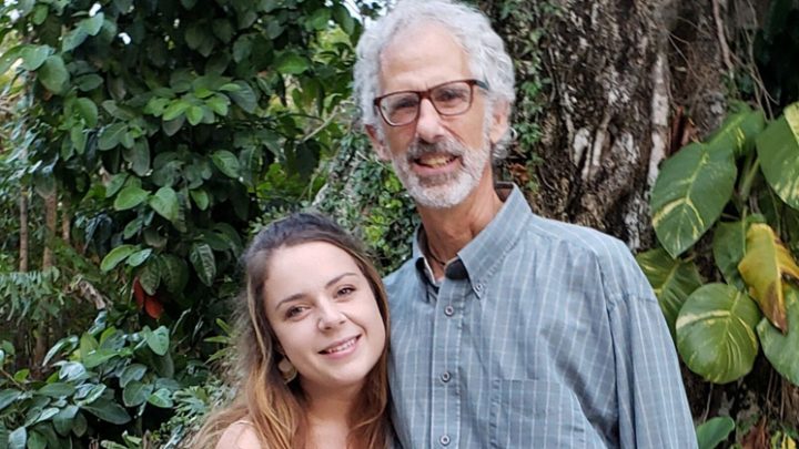Él tiene 63 años y ella 22, son pareja y le hacen frente a los prejuicios