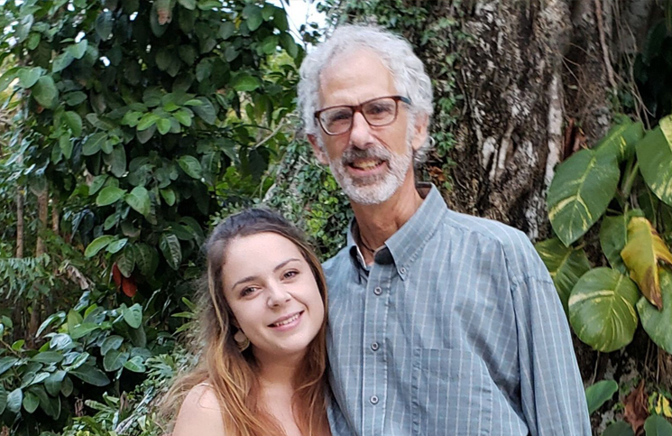 Él tiene 63 años y ella 22, son pareja y le hacen frente a los prejuicios