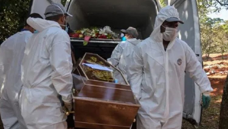 Comenzó con síntomas y su hisopado dio positivo: lo ocultó, contagió a su familia y murieron todos