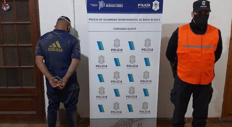 Desmayó de un golpe a una mujer policía que lo intentaba detener por violencia de género Desmayó de un golpe a una mujer policía que lo intentaba detener por violencia de género