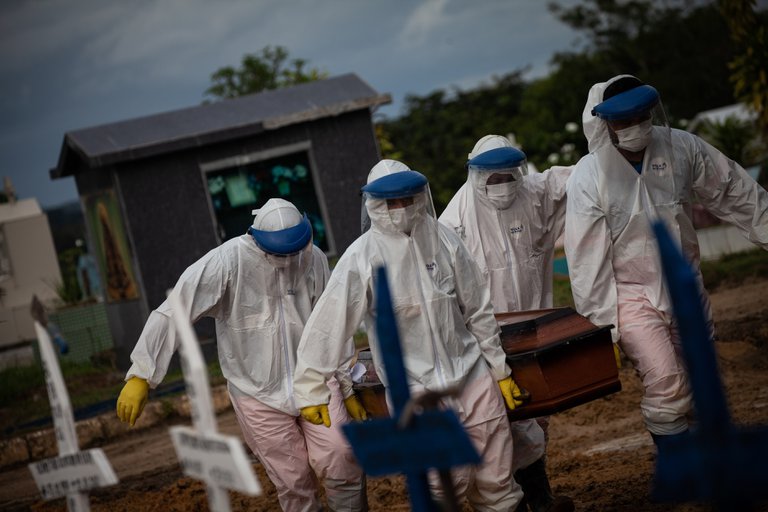 Más de tres mil muertos en 72 horas y colapso sanitario en Brasil: trasladan a cientos de pacientes por falta de espacio en los hospitales