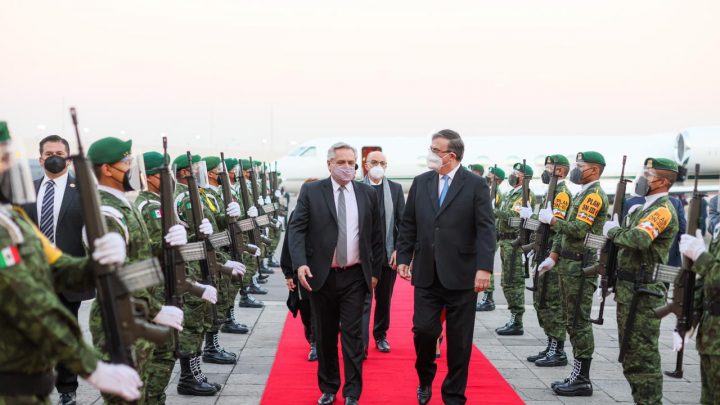 El Presidente arribó a México para participar de las ceremonias por los 200 años de la independencia